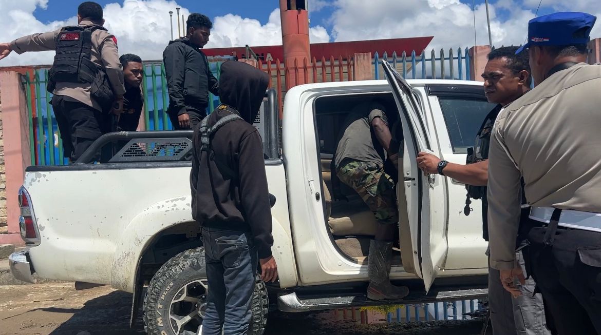 Ketua KNPB wilayah Kabupaten Dogiyai berinisial SG saat digiring ke dalam mobil petugas. Foto: Humas Polda Papua